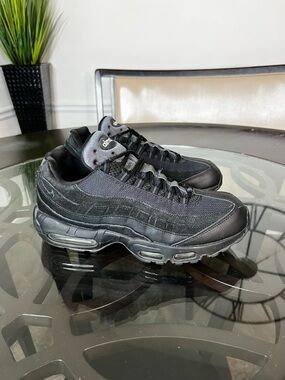 Nike Air Max 95 Essentials Triple Black Sz 9 men’s